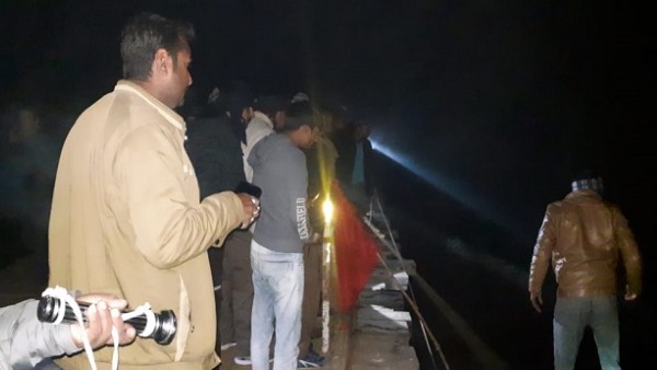 kidnappers car falls into yamuna river in auraiya three people lost life kidnappers car falls into yamuna river in auraiya three people lost life
