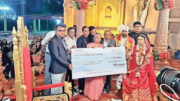 फेरों के बाद दुल्हन ने दिए डेढ़ लाख