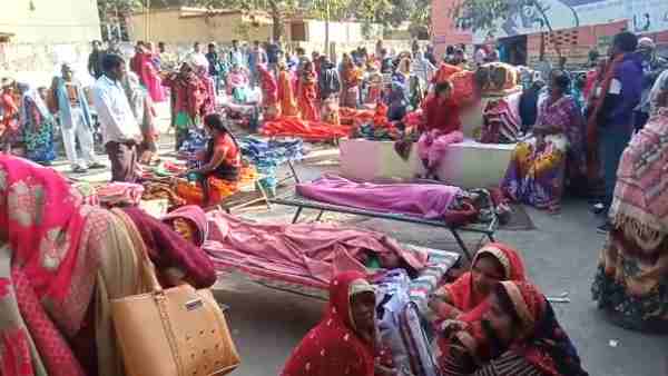 chandauli news in hindi: women lie down under the open sky After the operation chandauli news in hindi: women lie down under the open sky After the operation