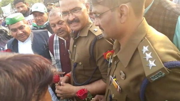 हुआ फूलों का आदान-प्रदान