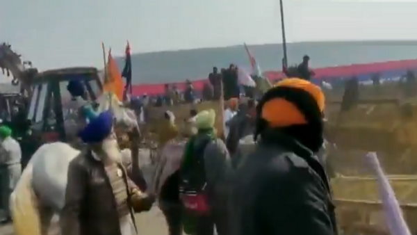 farmers protest at Karnal bypass break police barricades to enter Delhi as tractor rally farmers protest at Karnal bypass break police barricades to enter Delhi as tractor rally