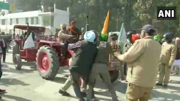 Scuffle between farmers and Dehradun police marching to Rabhavan to protest against agricultural law Scuffle between farmers and Dehradun police marching to Rabhavan to protest against agricultural law