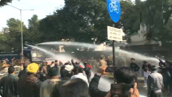 WATCH video: water cannon used to stop protesters in chandigarh, protest against Farm Laws WATCH video: water cannon used to stop protesters in chandigarh, protest against Farm Laws