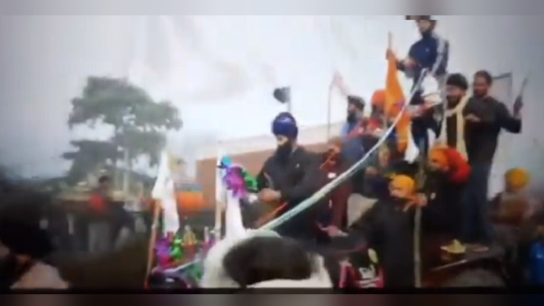 farmers protest at Karnal bypass break police barricades to enter Delhi as tractor rally farmers protest at Karnal bypass break police barricades to enter Delhi as tractor rally