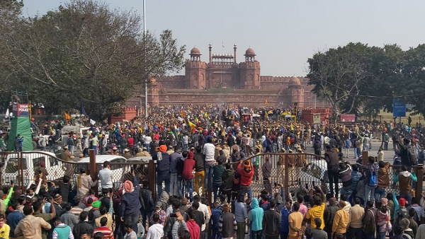 farmers protest news: protesters clash with Police at Haryana border, lathicharge at Faridabad-Delhi border farmers protest news: protesters clash with Police at Haryana border, lathicharge at Faridabad-Delhi border