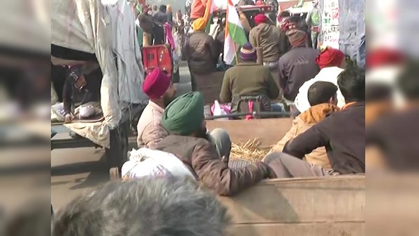 farmers protest news: protesters clash with Police at Haryana border, lathicharge at Faridabad-Delhi border farmers protest news: protesters clash with Police at Haryana border, lathicharge at Faridabad-Delhi border