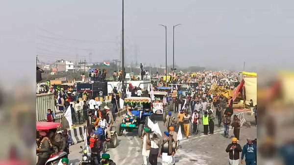 farmers protest news: protesters clash with Police at Haryana border, lathicharge at Faridabad-Delhi border farmers protest news: protesters clash with Police at Haryana border, lathicharge at Faridabad-Delhi border