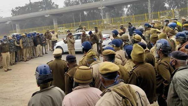 Farmers Tractor Rally: Delhi Police registered 4 FIR, 8 buses and 17 private vehicles were vandalized during rally Farmers Tractor Rally: Delhi Police registered 4 FIR, 8 buses and 17 private vehicles were vandalized during rally