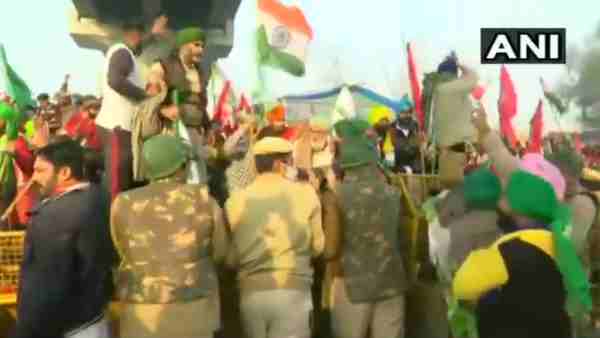 Republic Day 2021: Protesting farmers break police barricading at Delhi-Haryana Tikri border Republic Day 2021: Protesting farmers break police barricading at Delhi-Haryana Tikri border