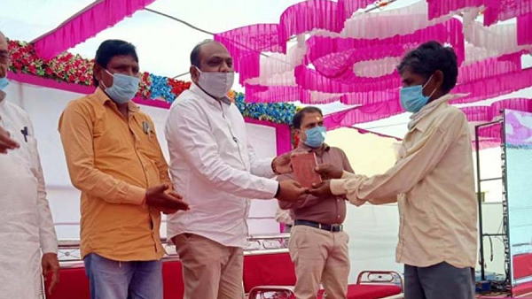Gujarat govt distributes free food to needy under National Food Security Act during the pandemic Gujarat govt distributes free food to needy under National Food Security Act during the pandemic