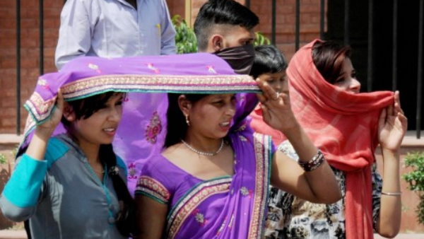 तापमान में वृद्धि ग्रीन हाउस गैसों के उत्सर्जन में वृद्धि की वजह से हो रही है