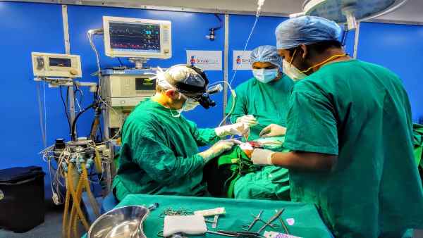ट्रेन में दो मॉडर्न ऑपरेशन थियेटर