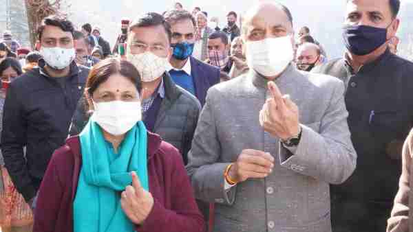 cm Jairam Thakur along with his wife casts vote in Mandi cm Jairam Thakur along with his wife casts vote in Mandi