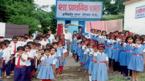 मध्य प्रदेश : 15 किलोमीटर के दायरे में मौजूद सरकारी स्कूल होंगे मर्ज | Madhya Pradesh : Government schools within 15 km radius will be merged - Hindi Oneindia