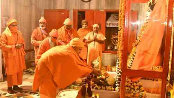 Makar Sankranti 2021: CM Yogi Adityanath give wishes And climbed khichdi in Gorakhnath temple Makar Sankranti 2021: CM Yogi Adityanath give wishes And climbed khichdi in Gorakhnath temple