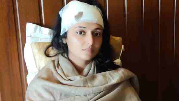 Jaunpur News: Bhojpuri actress Mani Bhattacharya injured as people throw stone Jaunpur News: Bhojpuri actress Mani Bhattacharya injured as people throw stone