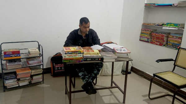 खुद के घर में बनाई लाइब्रेरी