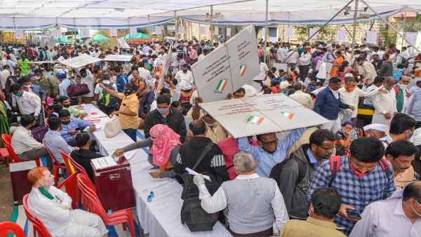रुझानों नतीजों में सत्ताधारी गठबंधन काफी आगे