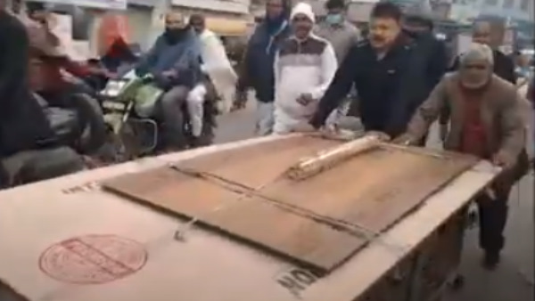ढलान पर उसका ठेला धकलेने में मदद करने लगे