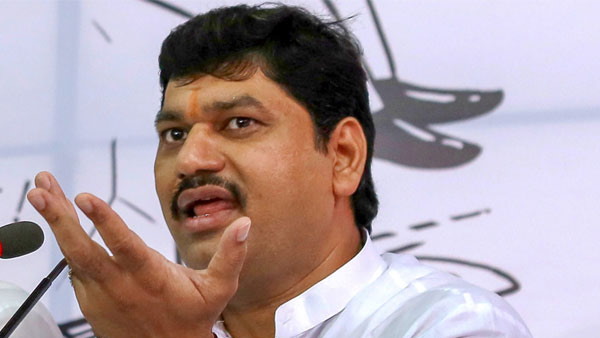 Maharashtra minister Dhananjay Munde accused of physically harassed by female singer Maharashtra minister Dhananjay Munde accused of physically harassed by female singer