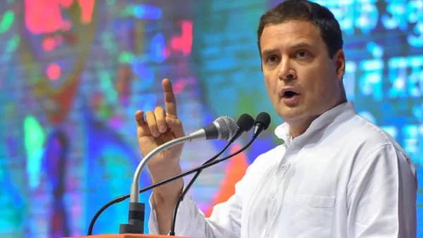 farmers protest: राहुल गांधी का मोदी सरकार पर हमला, 60 किसानों की मौत से शर्मिंदा नहीं हुई, ट्रैक्टर रैली से हो रही नई दिल्ली। कांग्रेस सांसद राहुल गांधी ने किसान आंदोलन को लेकर केंद्र की नरेंद्र मोदी सरकार पर निशाना साधा है। किसानों की ओर से 26 जनवरी पर ट्रैक्टर रैली को रोकने के लिए केंद्र सरकार की ओर से सुप्रीम कोर्ट में दिए एफिडेविट को लेकर राहुल ने ट्वीट किया है। राहुल ने ट्वीट करते हुए लिखा, 60 से ज्यादा अन्नदाता की शहादत से मोदी सरकार शर्मिंदा नहीं हुई लेकिन ट्रैक्टर रैली से इन्हें शर्मिंदगी हो रही है। farmers protest: राहुल गांधी का मोदी सरकार पर हमला, 60 किसानों की मौत से शर्मिंदा नहीं हुई, ट्रैक्टर रैली से हो रही नई दिल्ली। कांग्रेस सांसद राहुल गांधी ने किसान आंदोलन को लेकर केंद्र की नरेंद्र मोदी सरकार पर निशाना साधा है। किसानों की ओर से 26 जनवरी पर ट्रैक्टर रैली को रोकने के लिए केंद्र सरकार की ओर से सुप्रीम कोर्ट में दिए एफिडेविट को लेकर राहुल ने ट्वीट किया है। राहुल ने ट्वीट करते हुए लिखा, 60 से ज्यादा अन्नदाता की शहादत से मोदी सरकार शर्मिंदा नहीं हुई लेकिन ट्रैक्टर रैली से इन्हें शर्मिंदगी हो रही है।