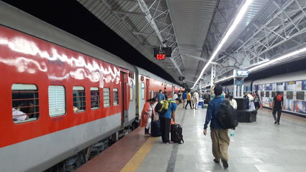ahmedabad GRP seized 1.45 crore worth duplicate notes of 2000 in Rajdhani express ahmedabad GRP seized 1.45 crore worth duplicate notes of 2000 in Rajdhani express