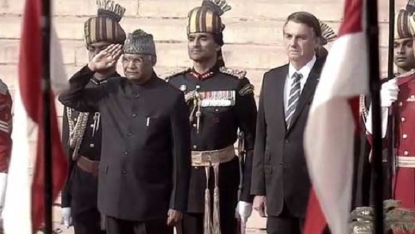 6 जनवरी को राष्ट्रपति राष्ट्रीय ध्वज फहराते हैं