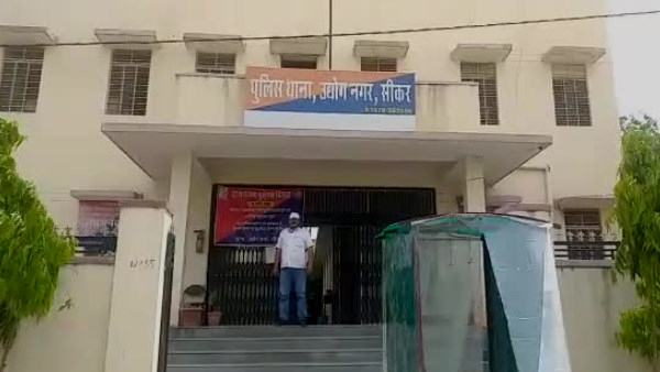 एफएसएल टीम ने उठाए साक्ष्य