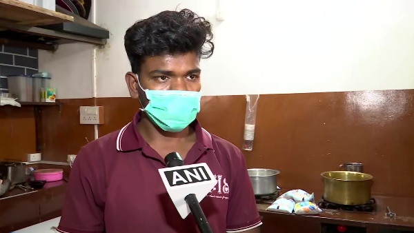 लोगों को फ्री में पिलाई चाय
