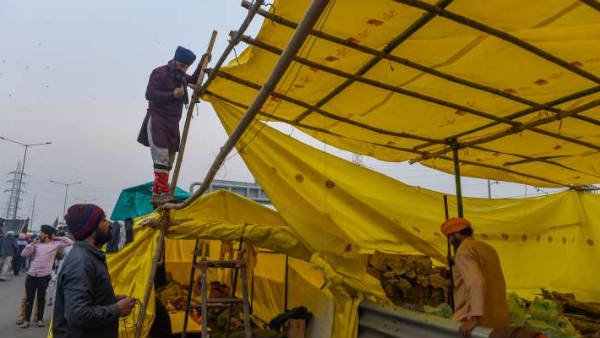 किसान आंदोलन: बारिश में भी पीछे हटने को तैयार नहीं किसान, बनाए वॉटर प्रूफ टेंट किसान आंदोलन: बारिश में भी पीछे हटने को तैयार नहीं किसान, बनाए वॉटर प्रूफ टेंट