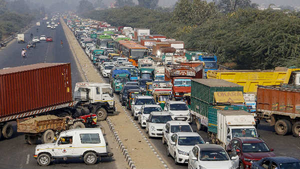 farmer protests: Chilla & Ghazipur borders are closed for traffic coming from Noida & Ghaziabad to Delhi farmer protests: Chilla & Ghazipur borders are closed for traffic coming from Noida & Ghaziabad to Delhi