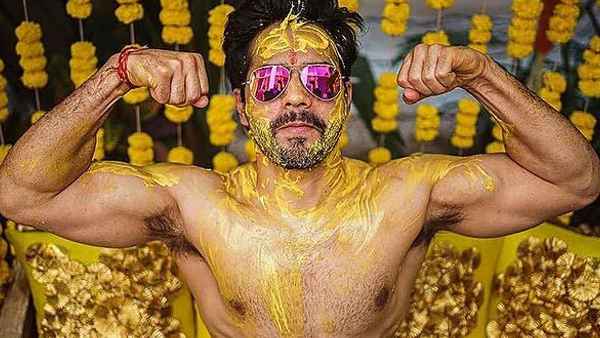 हल्दी सेरेमनी में इस अंदाज में नरज आए वरुण धवन