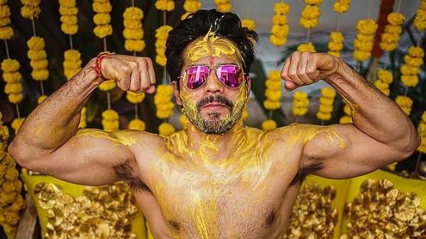 'स्टूडेंट ऑफ द ईयर' से की बॉलीवुड करियर की शुरुआत
