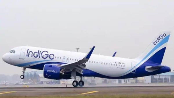 Delhi bound Indigo flight comes close to snow mound at Srinagar airport Delhi bound Indigo flight comes close to snow mound at Srinagar airport