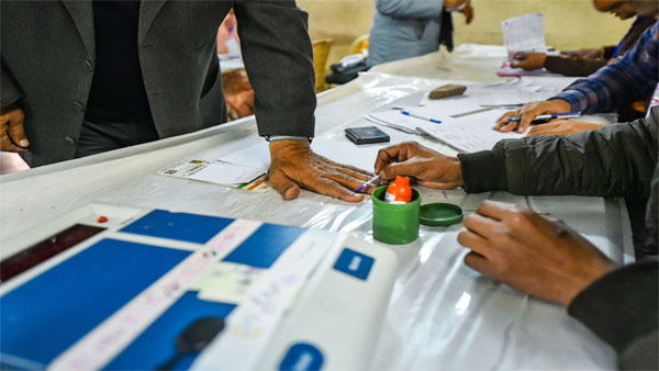 Himachal Panchayat Election Result 2021, himachal panchayat election result, hp panchayat election result, himachal panchayat election 2021 result, hp panchayat election result 2021, hp panchayat election result 2021 date and time, himachal panchayat election result, himachal panchayat result 2021, himachal election result, himachal election result 2021, gram panchayat election result online, live election result, panchayat election result 2021, gram panchayat election results 2021, grampanchayat election, himachal pradesh gram panchayat election results, himachal gram panchayat chunav results, himachal panchayat election result news in hindi, himachal pradesh, election, हिमाचल प्रदेश, पंचायत चुनाव, चुनाव, panchayat elections Himachal Pradesh Panchayat Election 2021 first phase polling and results Himachal Pradesh Panchayat Election: हिमाचल पंचायत चुनाव के पहले चरण में 80 फीसदी मतदान, नतीजों को भी ऐलान नई दिल्ली। हिमाचल प्रदेश में रविवार (17 जनवरी) को पंचायती राज संस्थाओं के पहले चरण को लिए वोट डाले गए। पहले चरण के चुनाव में रविवार को 80 फीसदी मतदान हुआ। प्रदेश में पहले चरण का मतदान शांतिपूर्वक संपन्न हुआ। पंचायत प्रधान, उपप्रधान और वार्ड सदस्यों के चुनाव के लिए वोट डाले जाने के बाद गिनती शुरू हो गई और देर रात तक नतीजों का भी ऐलान कर दिया गया। पहले चरण में प्रदेश की कुल 1227 पंचायतों के प्रतिनिधि चुने गए हैं। वार्ड मेंबर, उपप्रधान और प्रधान का परिणाम मतदान के बाद ही घोषित कर दिया गया। जबकि बीडीसी और जिला परिषद का परिणाम 22 जनवरी को घोषित होगा। रविवार को हुए पहले चरण में कुल्लू जिले में सबसे ज्यादा 84.30 फीसदी वोट पड़े। कुल्लू की शांघड़ पंचायत में सबसे ज्यादा 94 फीसदी मतदान हुआ। वहीं लाहौल स्पीति में सबसे कम 62 फीसदी वोट पड़े। हिमाचल प्रदेश के मुख्यमंत्री जयराम ठाकुर ने भी रविवार को मंडी की मुरहाग पंचायत में अपना वोट डाला। कई और मशहूर हस्तियों ने भी मतदान किया। हिमाचल प्रदेश में तीन चरणों में पंचायत चुनाव हो रहे हैं। पहला चरण रविवार को पूरा हुआ। वहीं दूसरे चरण में मंगलवार Himachal Panchayat Election Result 2021, himachal panchayat election result, hp panchayat election result, himachal panchayat election 2021 result, hp panchayat election result 2021, hp panchayat election result 2021 date and time, himachal panchayat election result, himachal panchayat result 2021, himachal election result, himachal election result 2021, gram panchayat election result online, live election result, panchayat election result 2021, gram panchayat election results 2021, grampanchayat election, himachal pradesh gram panchayat election results, himachal gram panchayat chunav results, himachal panchayat election result news in hindi, himachal pradesh, election, हिमाचल प्रदेश, पंचायत चुनाव, चुनाव, panchayat elections Himachal Pradesh Panchayat Election 2021 first phase polling and results Himachal Pradesh Panchayat Election: हिमाचल पंचायत चुनाव के पहले चरण में 80 फीसदी मतदान, नतीजों को भी ऐलान नई दिल्ली। हिमाचल प्रदेश में रविवार (17 जनवरी) को पंचायती राज संस्थाओं के पहले चरण को लिए वोट डाले गए। पहले चरण के चुनाव में रविवार को 80 फीसदी मतदान हुआ। प्रदेश में पहले चरण का मतदान शांतिपूर्वक संपन्न हुआ। पंचायत प्रधान, उपप्रधान और वार्ड सदस्यों के चुनाव के लिए वोट डाले जाने के बाद गिनती शुरू हो गई और देर रात तक नतीजों का भी ऐलान कर दिया गया। पहले चरण में प्रदेश की कुल 1227 पंचायतों के प्रतिनिधि चुने गए हैं। वार्ड मेंबर, उपप्रधान और प्रधान का परिणाम मतदान के बाद ही घोषित कर दिया गया। जबकि बीडीसी और जिला परिषद का परिणाम 22 जनवरी को घोषित होगा। रविवार को हुए पहले चरण में कुल्लू जिले में सबसे ज्यादा 84.30 फीसदी वोट पड़े। कुल्लू की शांघड़ पंचायत में सबसे ज्यादा 94 फीसदी मतदान हुआ। वहीं लाहौल स्पीति में सबसे कम 62 फीसदी वोट पड़े। हिमाचल प्रदेश के मुख्यमंत्री जयराम ठाकुर ने भी रविवार को मंडी की मुरहाग पंचायत में अपना वोट डाला। कई और मशहूर हस्तियों ने भी मतदान किया। हिमाचल प्रदेश में तीन चरणों में पंचायत चुनाव हो रहे हैं। पहला चरण रविवार को पूरा हुआ। वहीं दूसरे चरण में मंगलवार