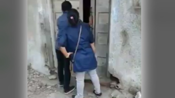 कमरा गंदा था और बदबू आ रही थी