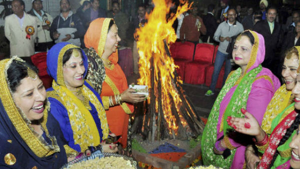 लोहिड़ी पर अपनों को भेजें दिल छू लेने वाले ये मैसेज लोहिड़ी पर अपनों को भेजें दिल छू लेने वाले ये मैसेज