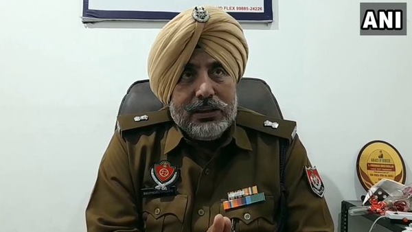 नई दिल्ली। पंजाब के फरीदकोट में गुरुवार शाम को कांग्रेस नेता गुरलाल सिंह भुल्लर की ताबड़तोड़ गोलियां बरसाकर हत्या कर दी गई। 34 साल के गुरलाल सिंह भुल्लर पर मोटरसाइकिल सवार दो हमलावरों ने फरीदकोट के जुबली चौक पर हमला किया। हमलावरों ने भुल्लर पर 10 राउंड से ज्यादा गोलियां चलाईं, जिसमें से छह गोली उनको लगीं। जिसके बाद उनको अस्पताल लेकर जाया गया, जहां उनको मृत घोषित कर दिया गया। भुल्लर फरीदकोट जिला युवा कांग्रेस के अध्यक्ष थे। नई दिल्ली। पंजाब के फरीदकोट में गुरुवार शाम को कांग्रेस नेता गुरलाल सिंह भुल्लर की ताबड़तोड़ गोलियां बरसाकर हत्या कर दी गई। 34 साल के गुरलाल सिंह भुल्लर पर मोटरसाइकिल सवार दो हमलावरों ने फरीदकोट के जुबली चौक पर हमला किया। हमलावरों ने भुल्लर पर 10 राउंड से ज्यादा गोलियां चलाईं, जिसमें से छह गोली उनको लगीं। जिसके बाद उनको अस्पताल लेकर जाया गया, जहां उनको मृत घोषित कर दिया गया। भुल्लर फरीदकोट जिला युवा कांग्रेस के अध्यक्ष थे।