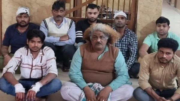 पुलिस ने आठ लोगों को हिरासत में लिया