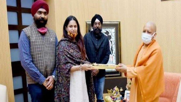 CM योगी से मिलीं झांसी में स्ट्रॉबेरी की खेती करने वाली गुरलीन चावला, PM मोदी ने की थी तारीफ CM योगी से मिलीं झांसी में स्ट्रॉबेरी की खेती करने वाली गुरलीन चावला, PM मोदी ने की थी तारीफ