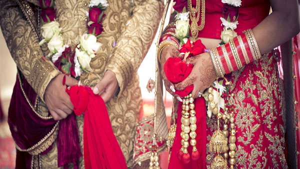 एक युवक को जगाकर मंडप में लाया गया