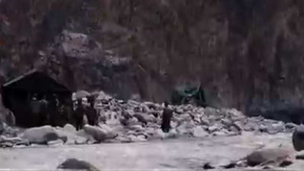 डंडों से लैस नजर आ रहे सैनिक