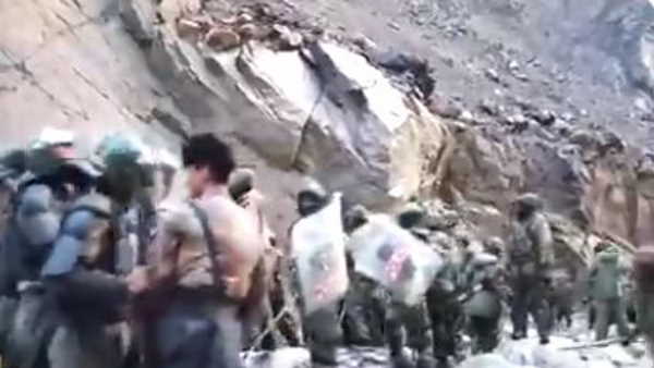 हाथ और डंडों से लड़ते आ रहे हैं नजर