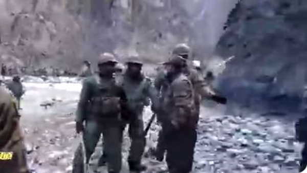 वीडियो में नजर आ रहे सैकड़ों सैनिक