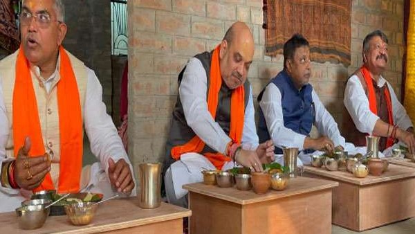 West Bengal Assembly Elections 2021: अमित शाह ने शरणार्थी परिवार के घर जमीन पर बैठकर किया लंच West Bengal Assembly Elections 2021: अमित शाह ने शरणार्थी परिवार के घर जमीन पर बैठकर किया लंच