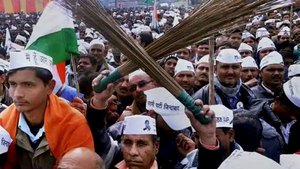 Delhi CM Arvind Kejriwal arrives in Gujarat, celebrating AAP victory in Surat, road show will also be there Delhi CM Arvind Kejriwal arrives in Gujarat, celebrating AAP victory in Surat, road show will also be there