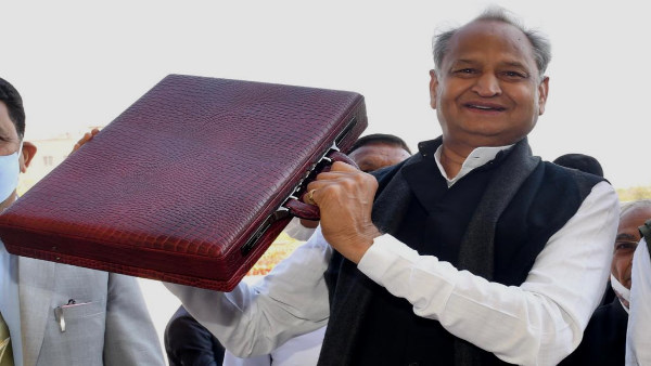 गहलोत ने शेर पढ़ा-यह जादूगर की जादूगरी है...