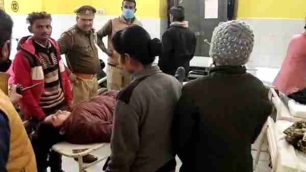 Ayodhya News: 8 women policemen complain of headache and vomiting after corona vaccination Ayodhya News: 8 women policemen complain of headache and vomiting after corona vaccination