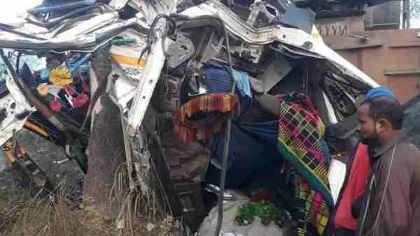 Three people died in the road accident on Azamgarh-Gorakhpur highway Three people died in the road accident on Azamgarh-Gorakhpur highway