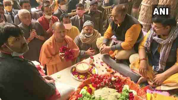 Chief Minister Yogi Adityanath offers prayers at Mathuras Banke Bihari Temple Chief Minister Yogi Adityanath offers prayers at Mathuras Banke Bihari Temple